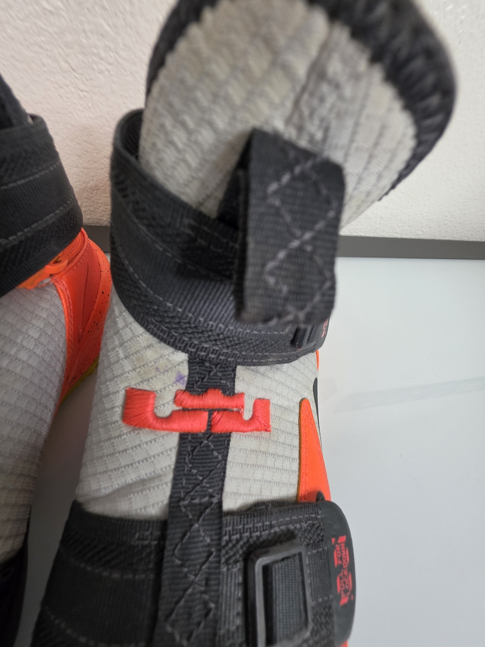 Nike LeBron Soldier 13 FlyEase GS Grey Crimson Shoes CJ1317-066 Size 6Y - Picture 4 of 12